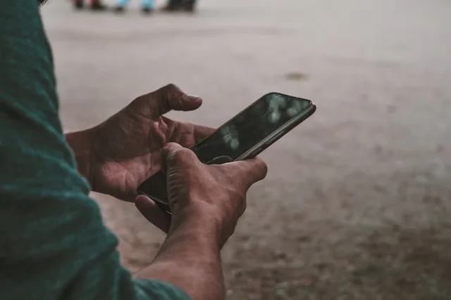 Homem com celular na mão