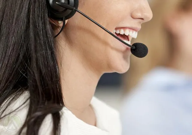 Mulher trabalhando em setor de telemarketing