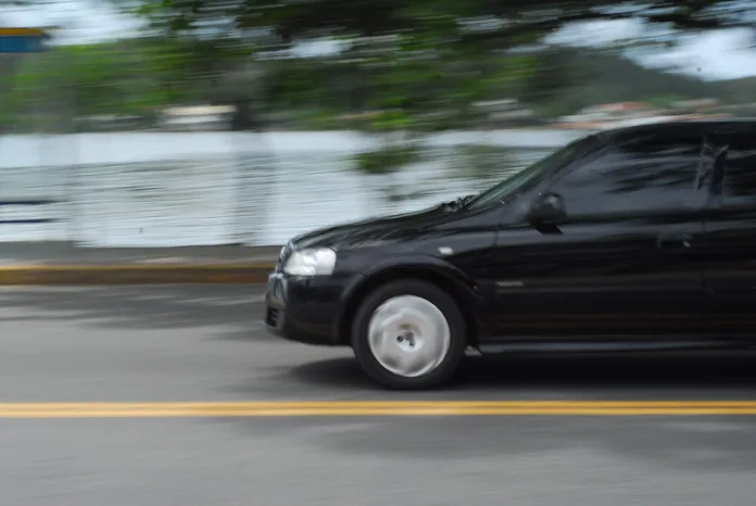 Carro tirando racha de rua