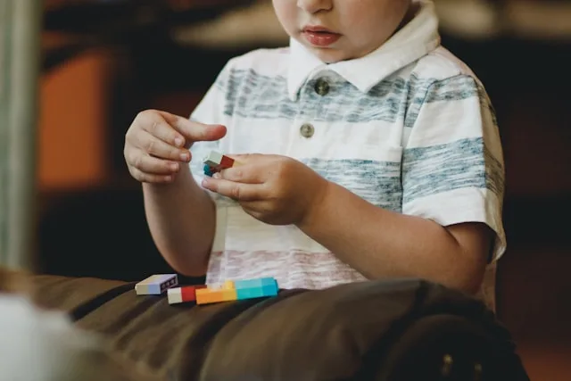 Criança com TEA brincando