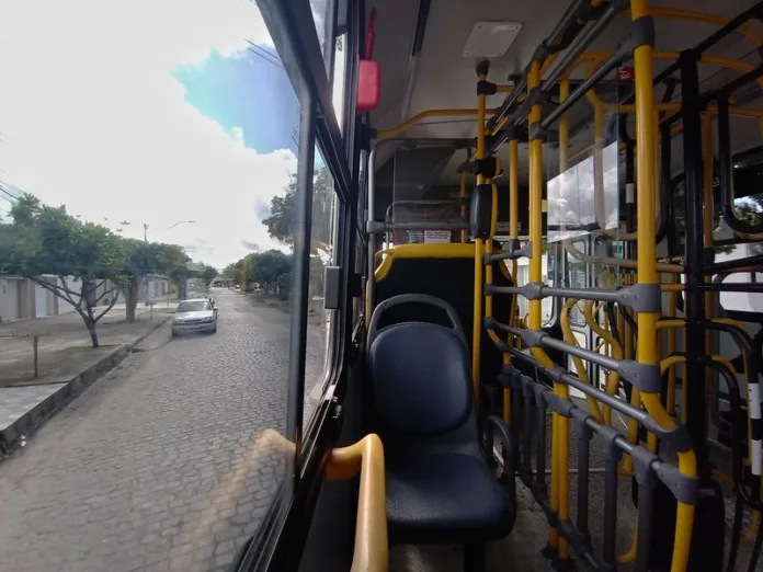 Interior de ônibus do transporte público