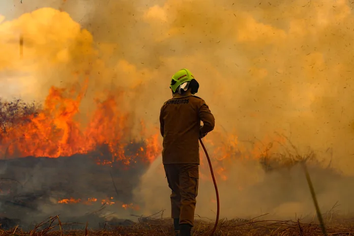 Brigadista em combate as chamas na Amazônia