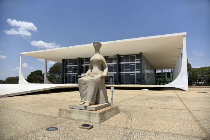 Fachada do Supremo Tribunal Federal (STF) em Brasília, com a estátua da Justiça em primeiro plano. STF determina liberação de R$ 108 milhões bloqueados das contas do Rio Grande do Norte.