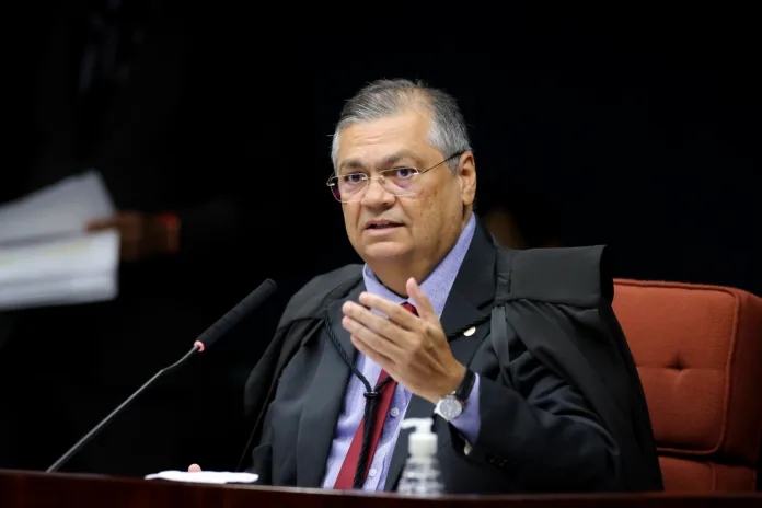 Ministro do STF Flávio Dino durante sessão no Supremo Tribunal Federal. Decisão valida lei sobre fraldários no Rio de Janeiro.