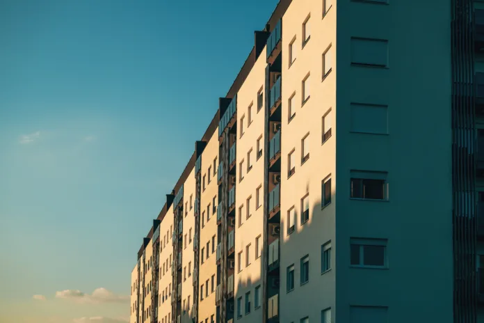 Fachada de condomínio residencial ao pôr do sol, representando gestão condominial e responsabilidades do síndico.