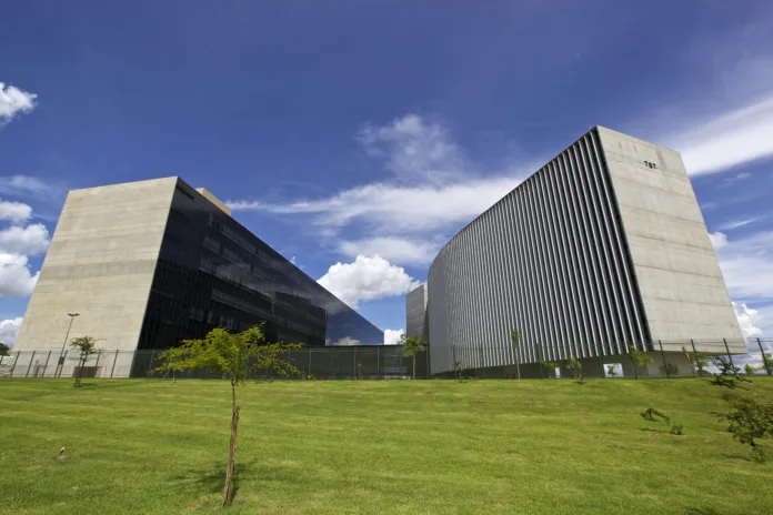 Fachada do Tribunal Superior do Trabalho (TST) em Brasília, responsável por decisão que garantiu PLR proporcional a bancário que pediu demissão.